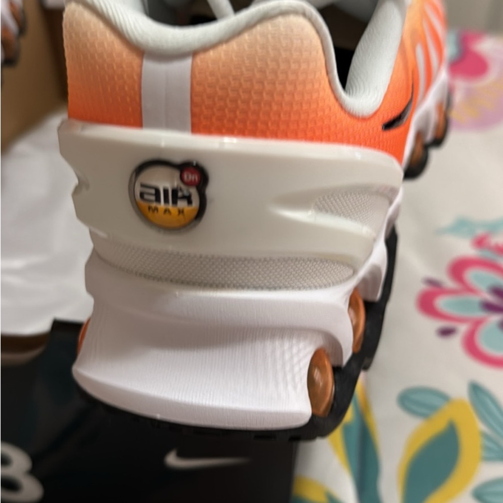 Nike DN8 Vibrant Orange and White Running Shoes - Picture 4 of 9